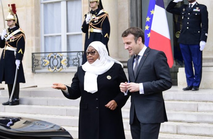 Rais Samia amezungumza na Rais wa Ufaransa  Emmanuel Macron Ikulu ya Elysée, Mjini Paris.
